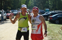 Dwoje mężczyzn ubranych w sportowe ubrania 