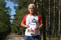 Starszy mężczyzna na podium. Trzy dyplom 