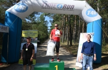 Kobieta na pierwszym miejscu podium 