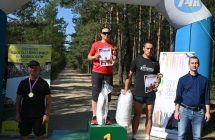 Mężczyzna i kobieta stojący na podium 