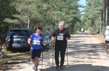 Kobieta i mężczyzna podczas marszu nordic walking 