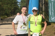 Dwoje mężczyzn z medalami po ukończeniu marszu oraz biegu 