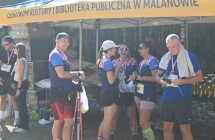 Kilka kobiet stojących przy namiocie. Ubrane w sportowe rzeczy do biegania. 